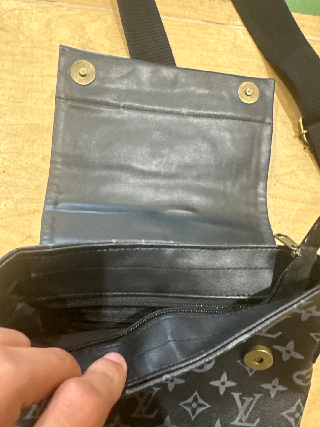 louis vuitton side bag - photo 3