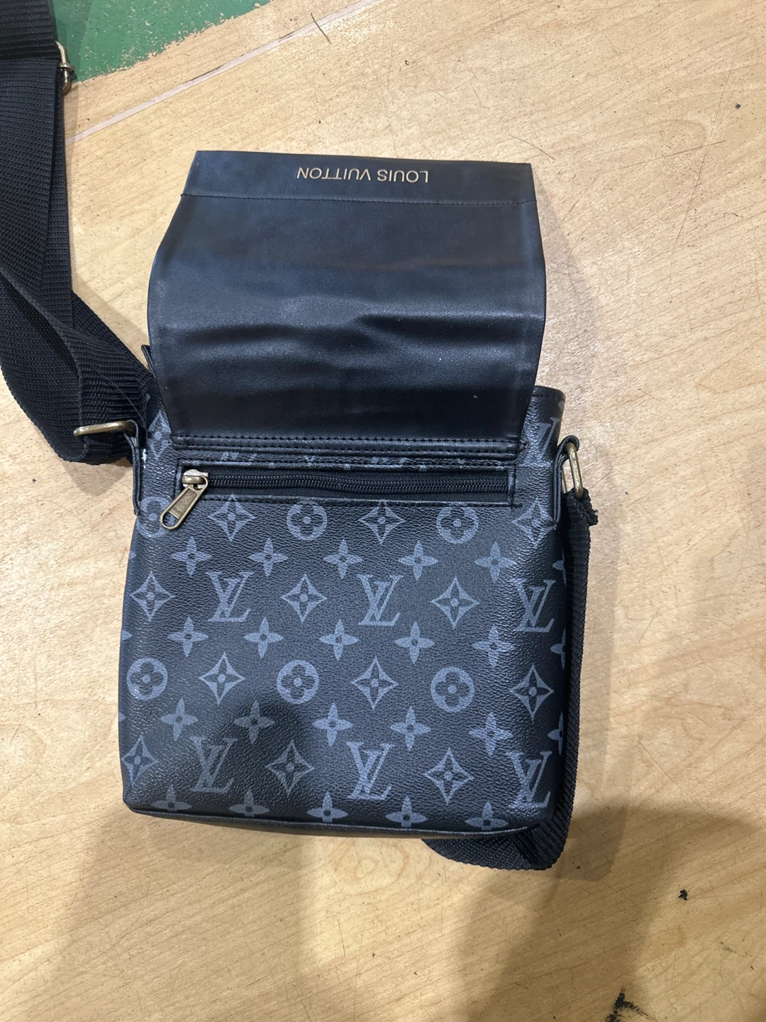 louis vuitton side bag - photo 4