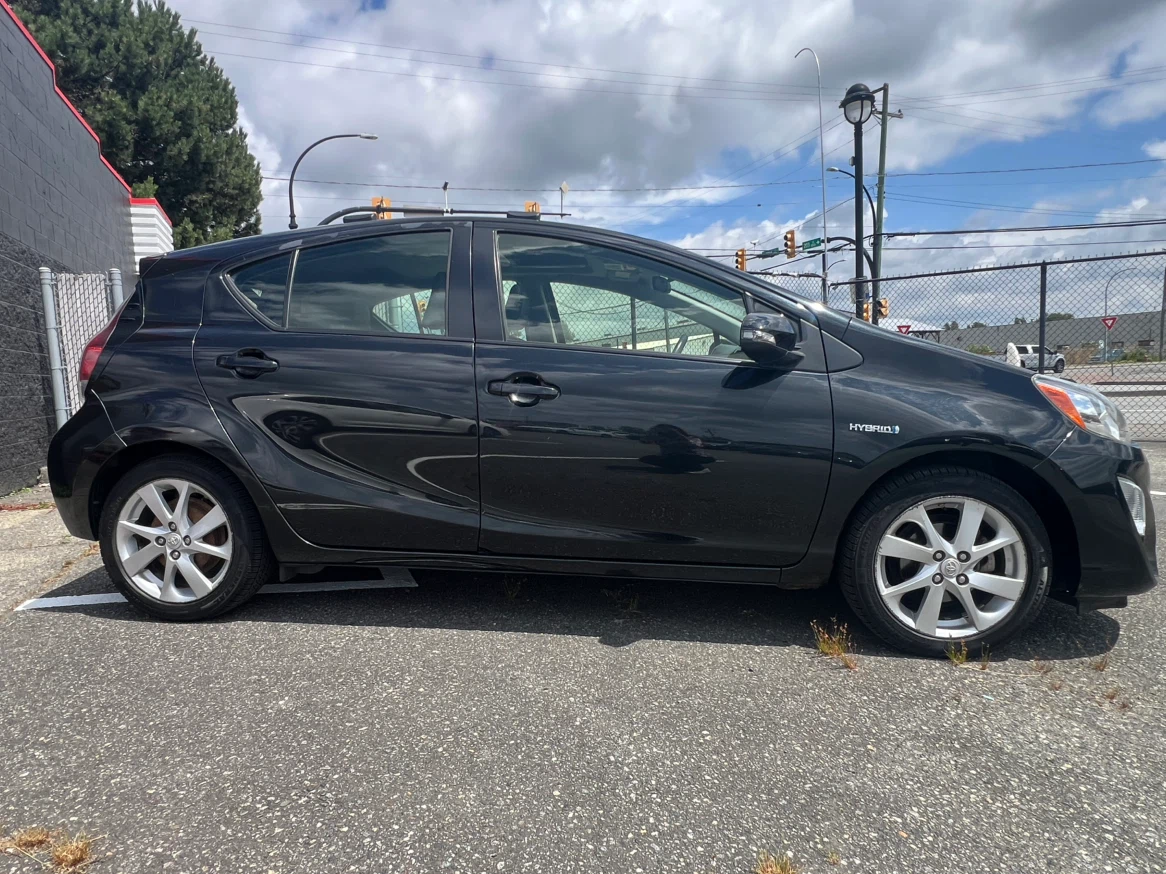 2016 Toyota Prius c Technology - photo 2