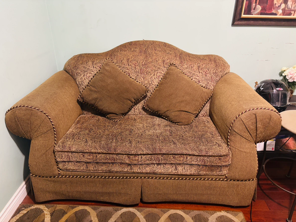 Brown patterned loveseat with throw pillows - photo 2