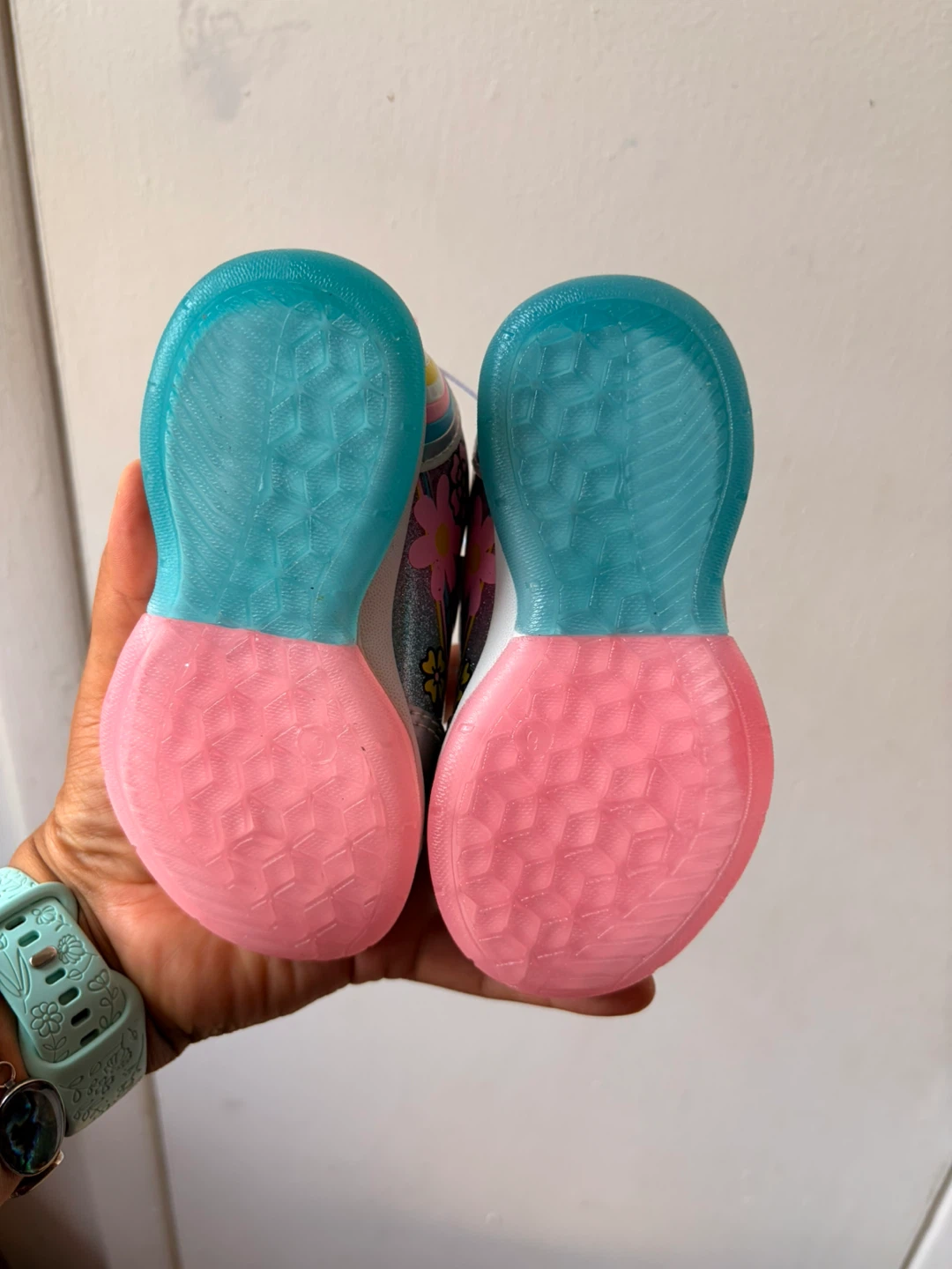 New light up hello kitty shoes baby size 6 - photo 4