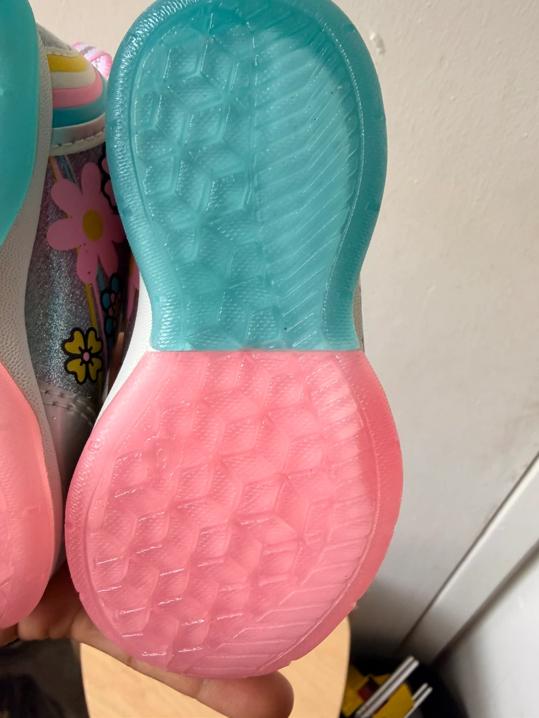 New light up hello kitty shoes baby size 6 - photo 5