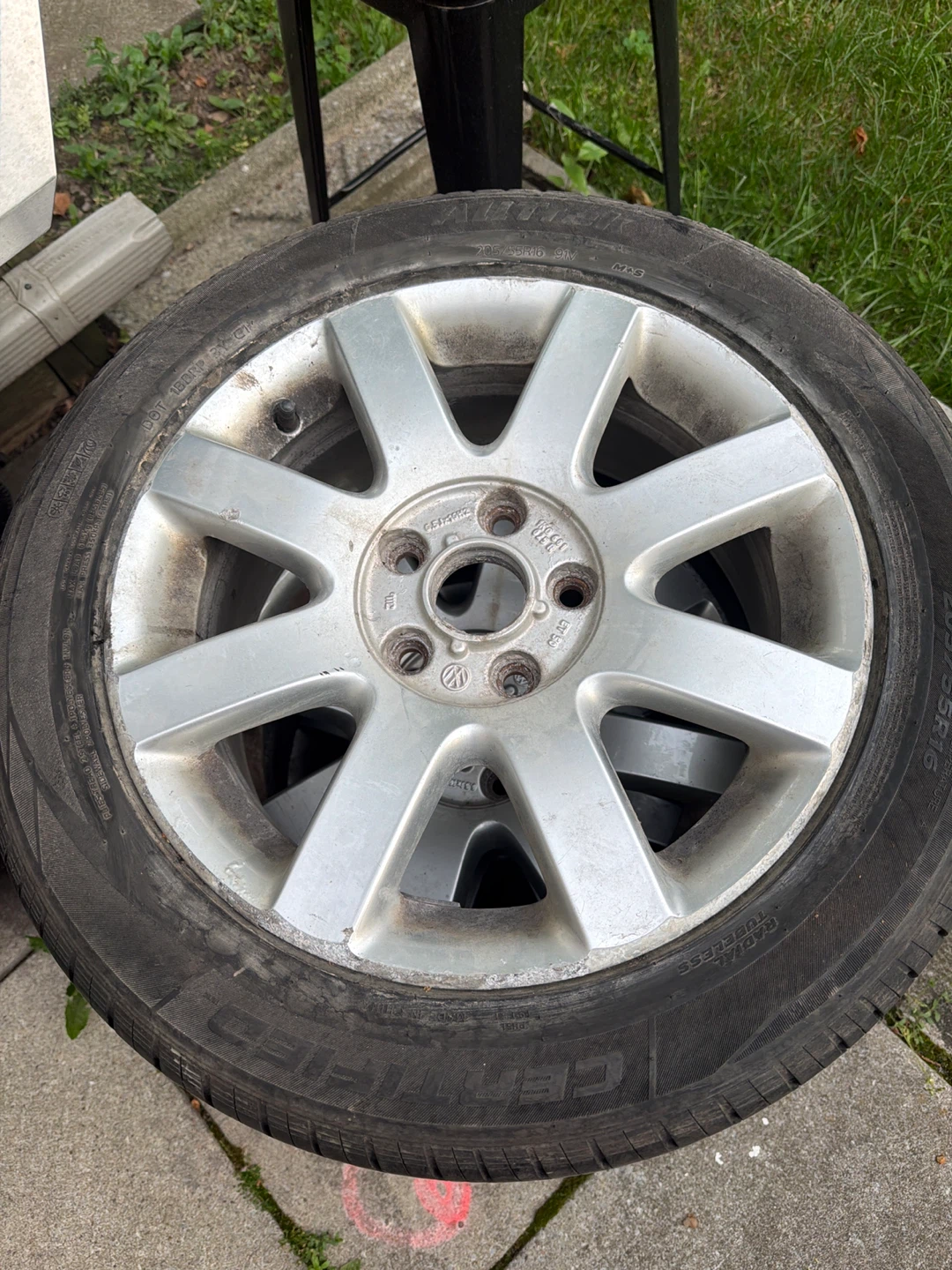 Volkswagen Alloy Wheel with Tire