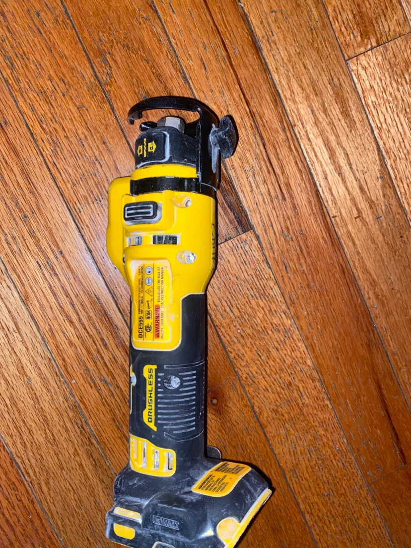 DeWalt 20V XR Brushless cut panel Yeso