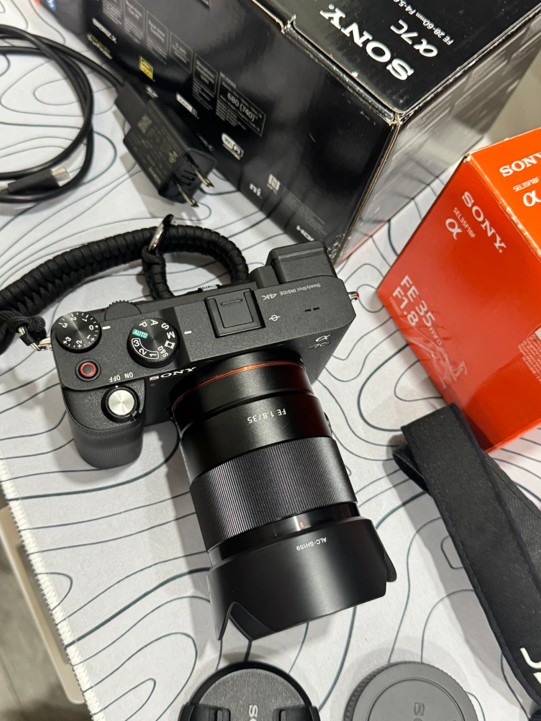 Sony A7C + FE 35mm f/1.8 Lens (Almost Brand New) - photo 3