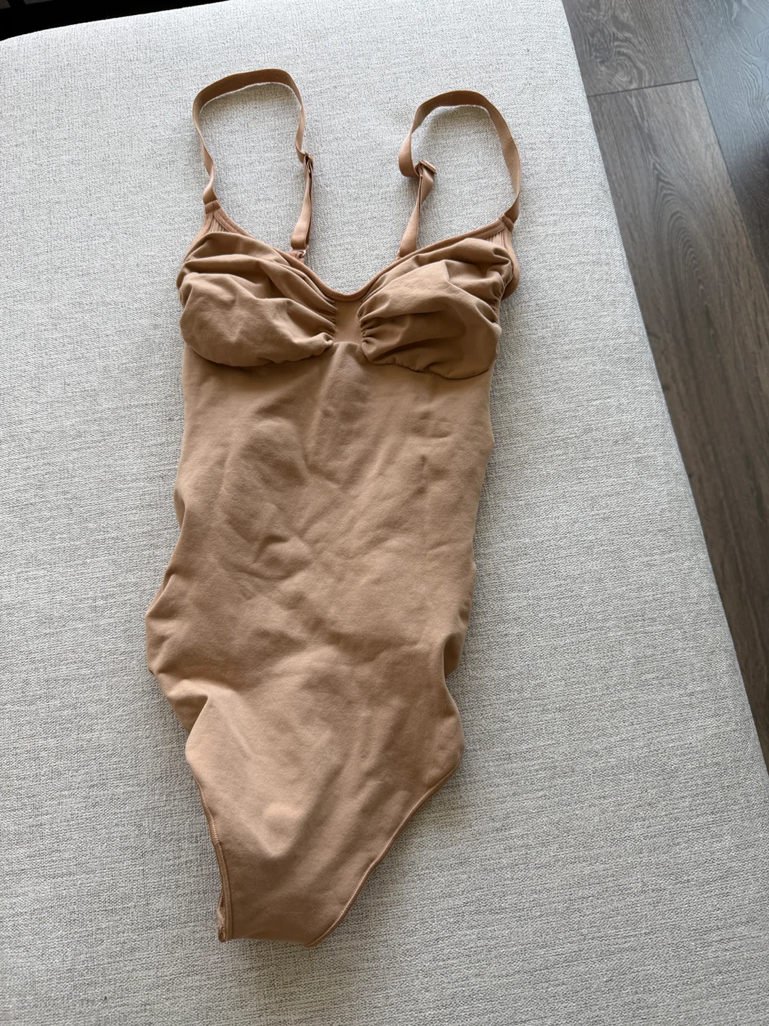 Never worn: Skims seamless sculpt bodysuit
