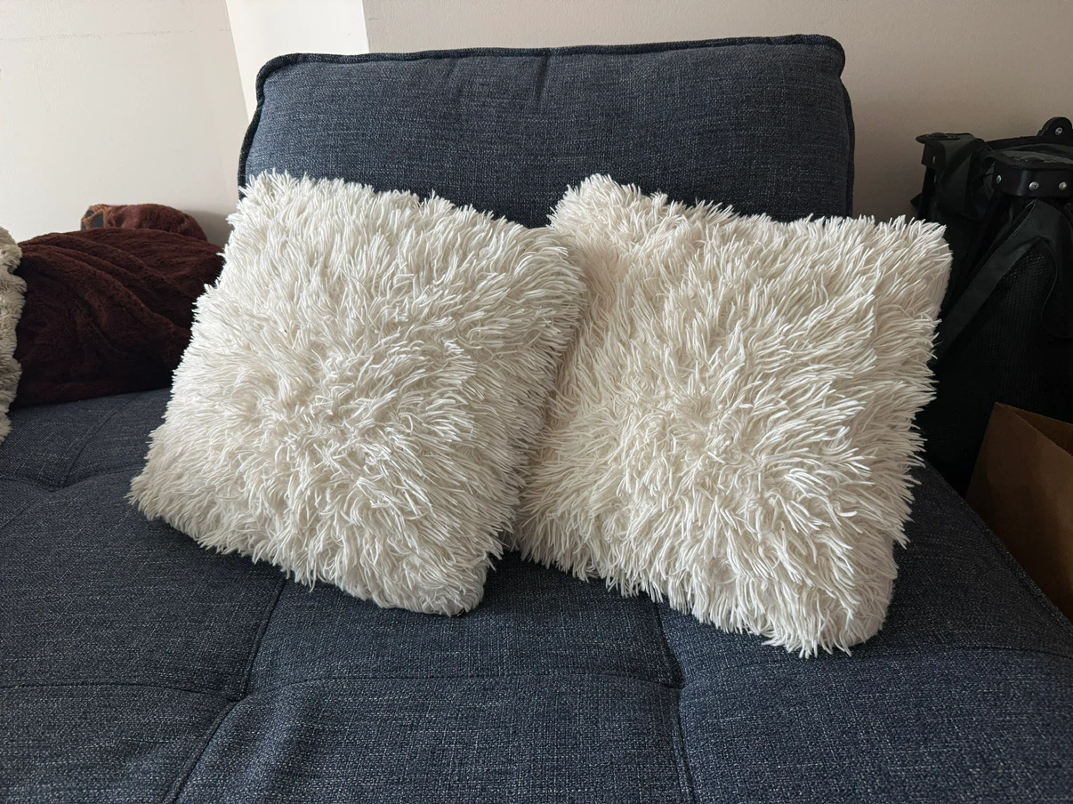 Set of 2 White Faux Fur Throw Pillows - photo 2