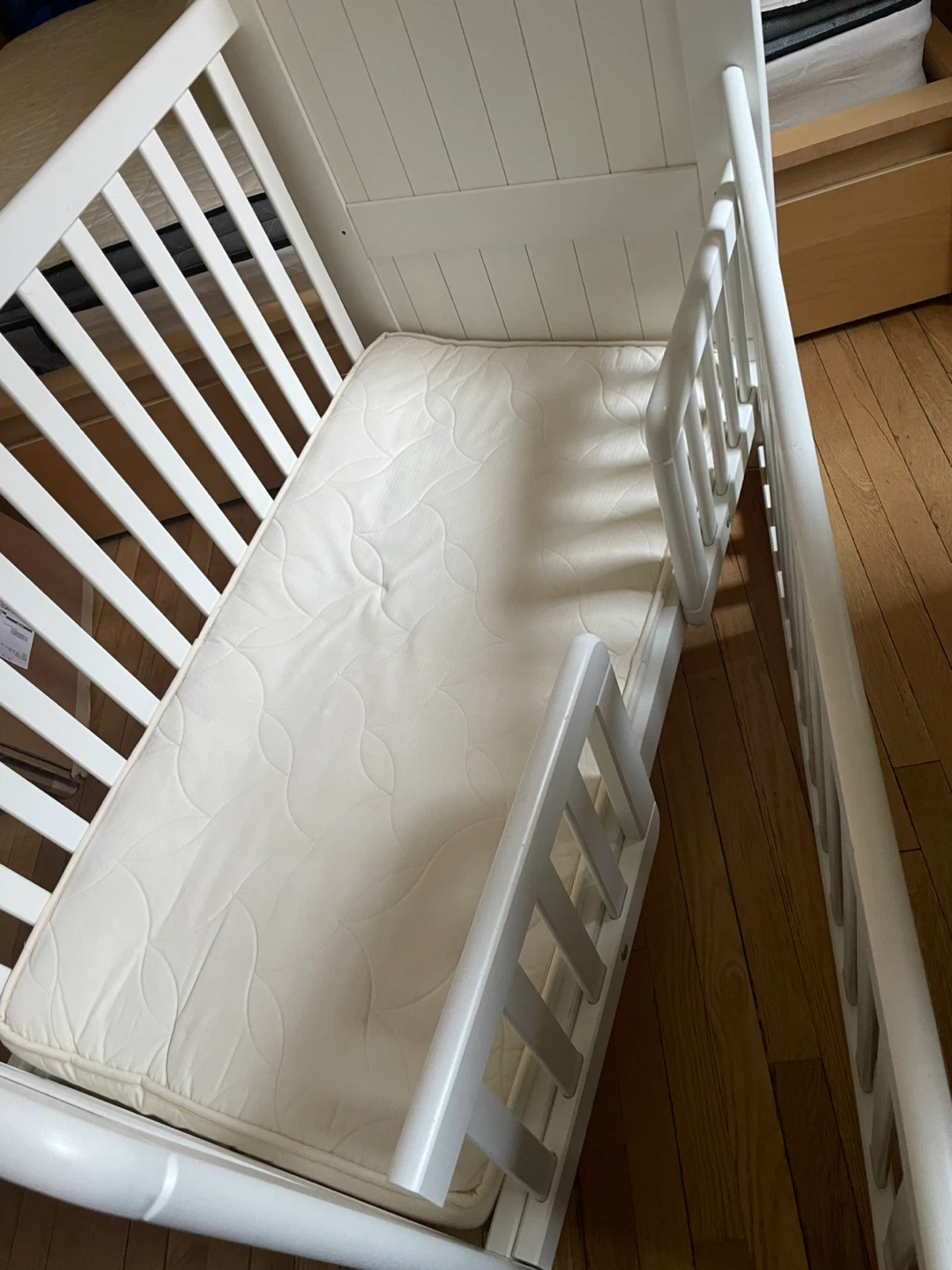 White Convertible Crib with Toddler Rail - photo 2