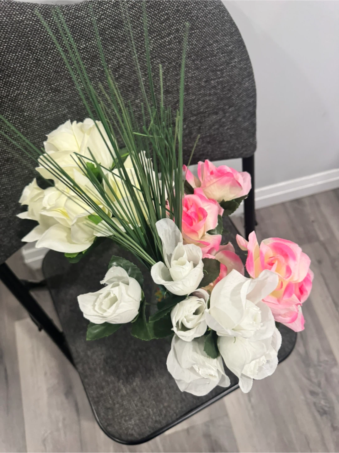 Artificial Roses Floral Arrangement in Glass Vase - photo 4
