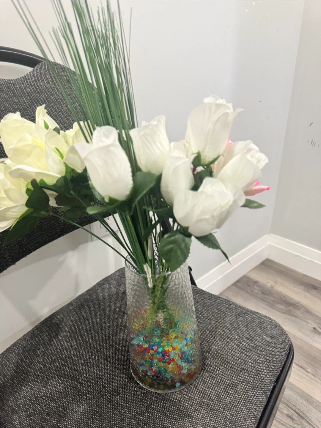 Artificial Roses Floral Arrangement in Glass Vase - photo 5