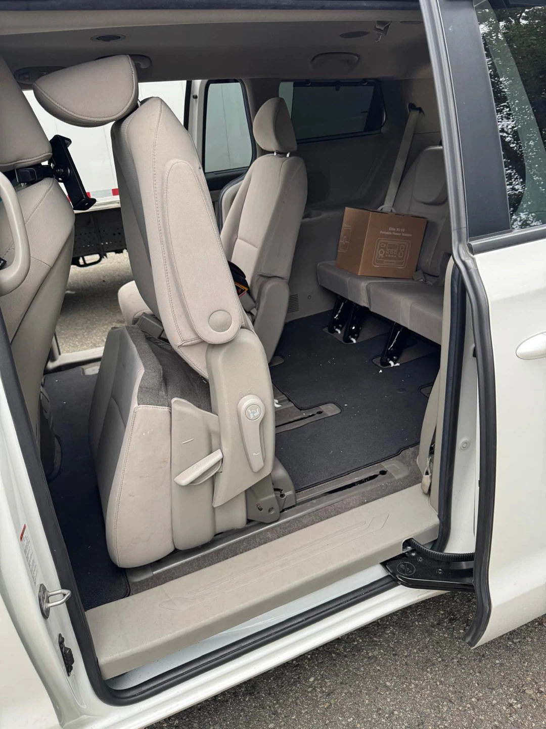 2020 KIA Sedona LX White - photo 2