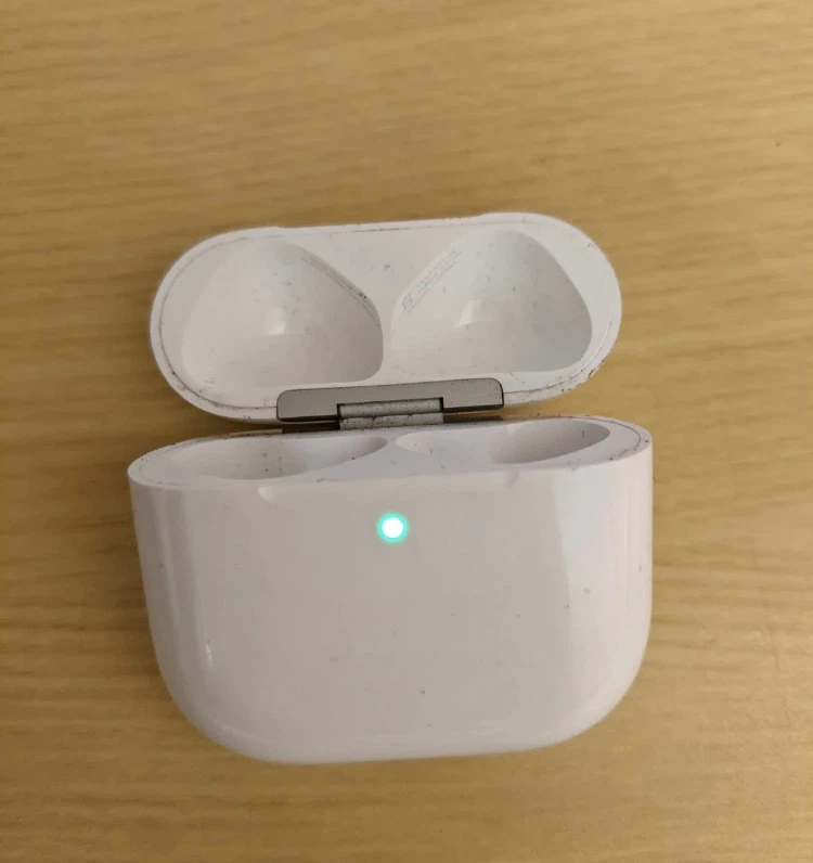 Apple AirPods Pro Charging Case ONLY - photo 3