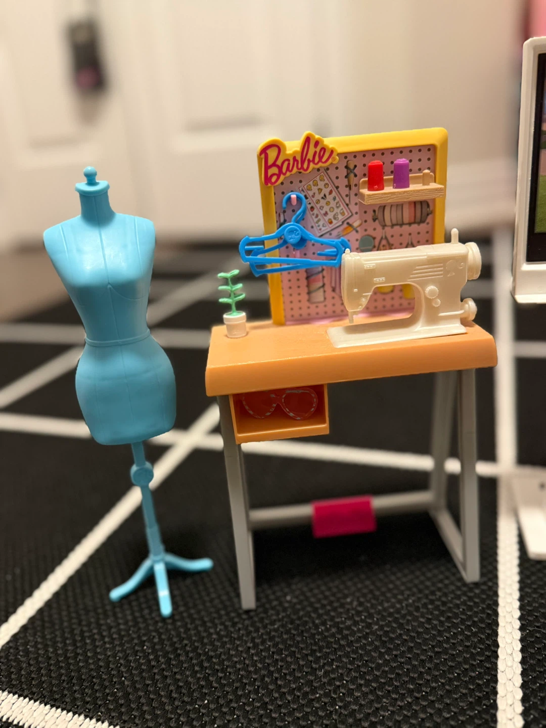 Barbie Dollhouse Accessories - Sewing Station & Pet Room - photo 3
