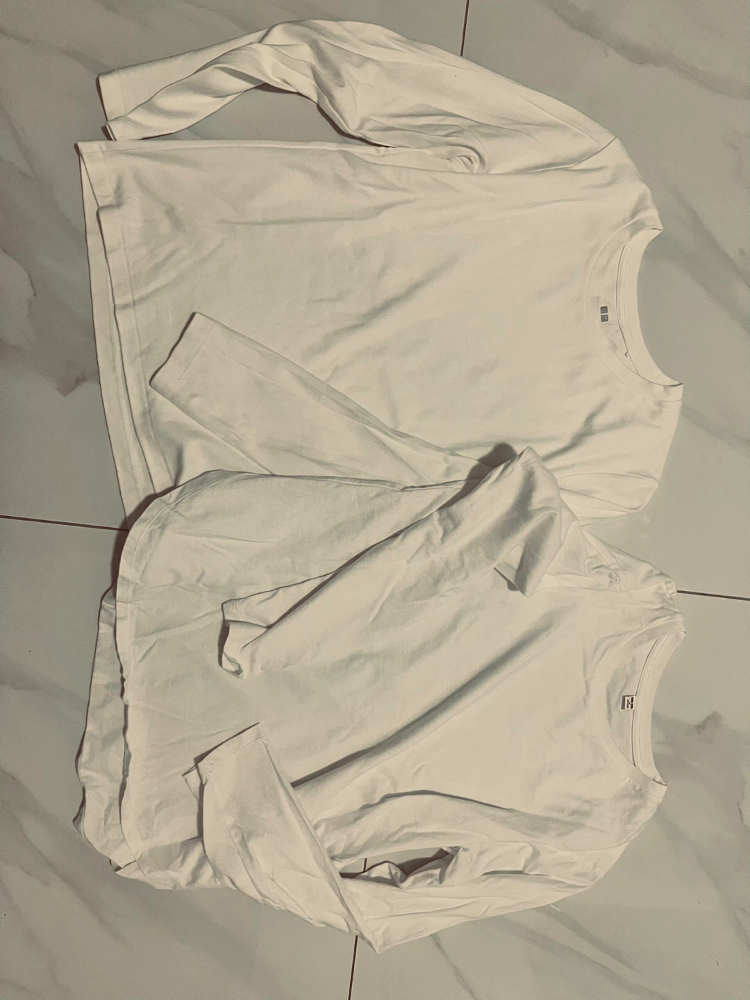 Uniqlo White Long Sleeve T-Shirts (Size M)