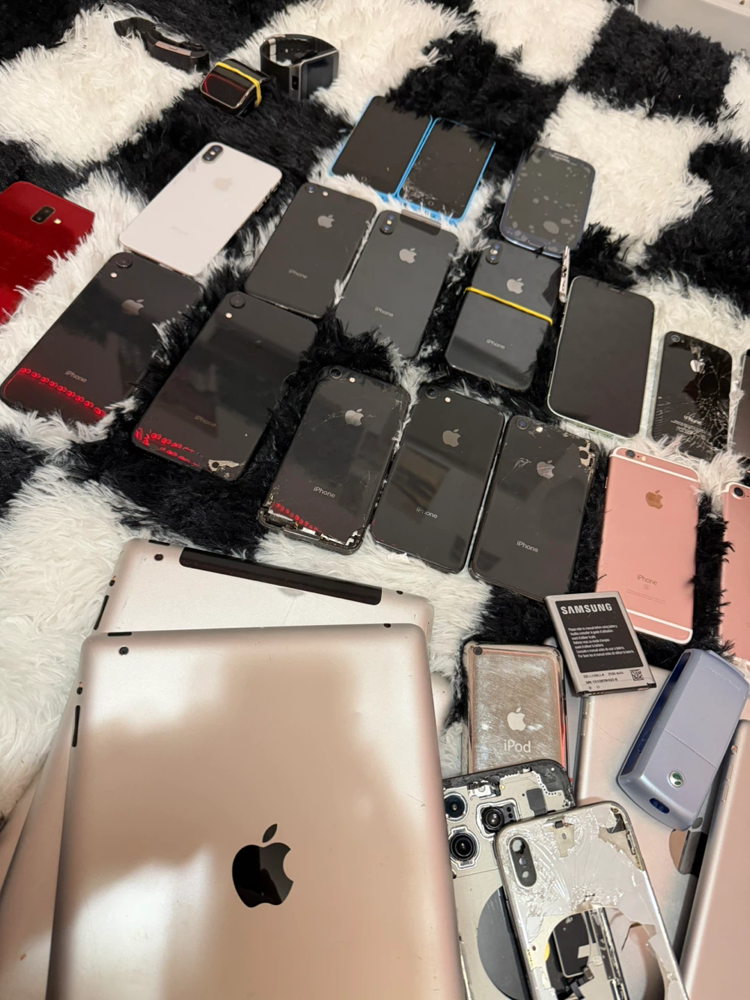 TRADING BROKEN PHONE LOT FOR A LAPTOP OR PHONE