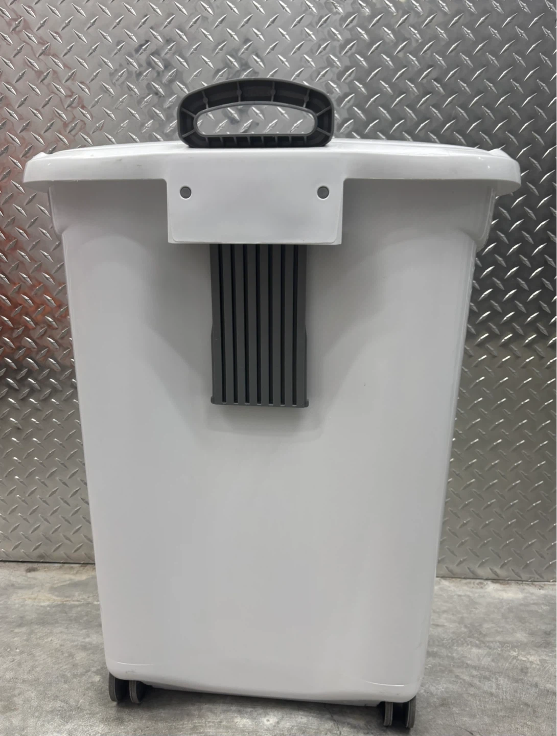 Sterilite Ultra Wheeled Laundry Basket - photo 3