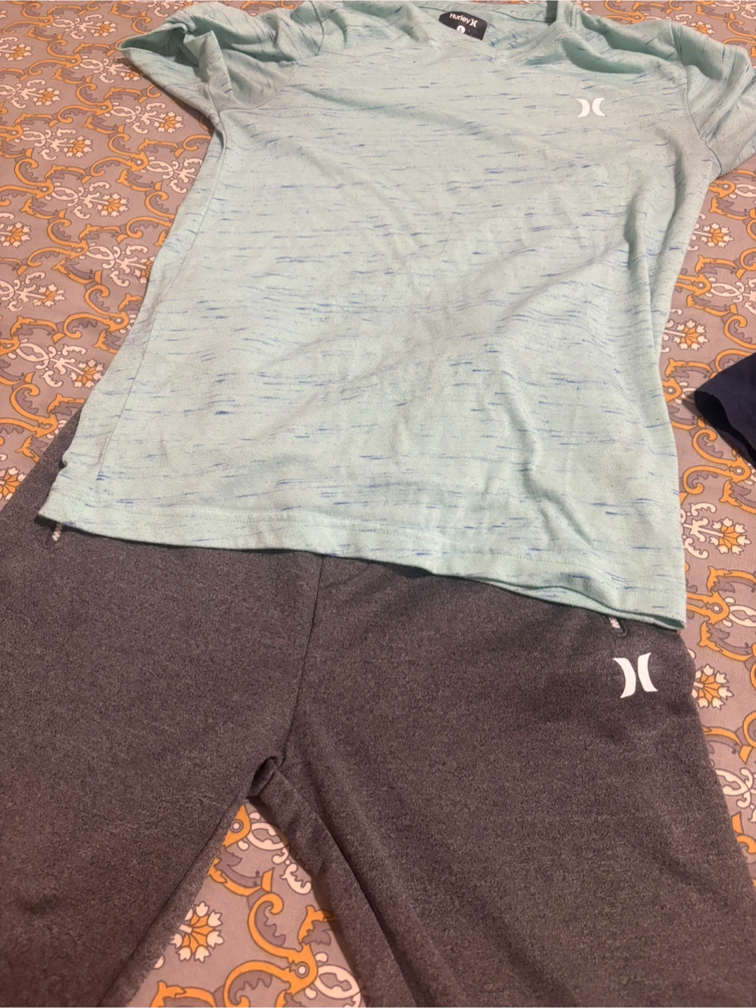 Hurley Boys T-Shirt and pants all for 30$ - photo 3