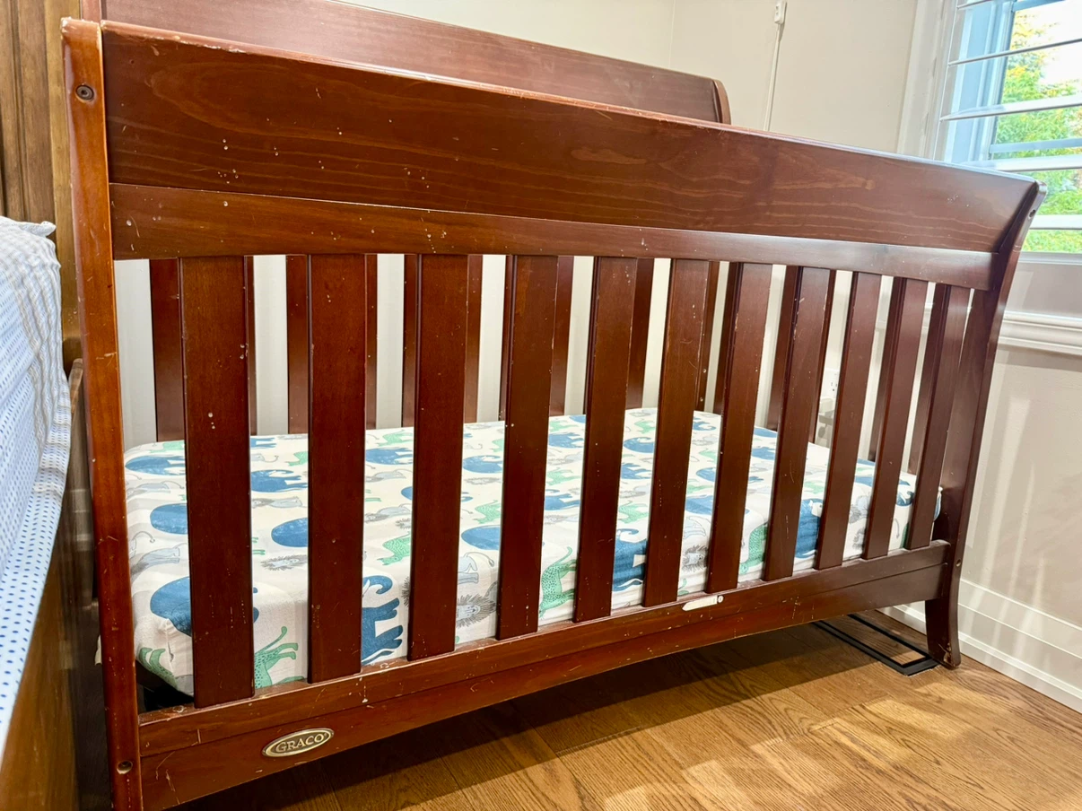 Graco Baby Crib - Dark Wood Finish - photo 2
