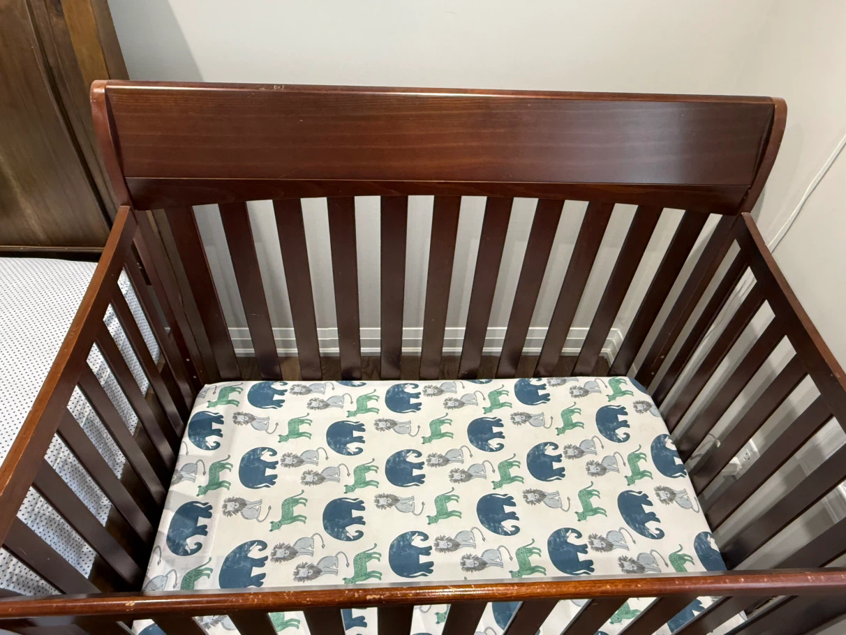 Graco Baby Crib - Dark Wood Finish - photo 3