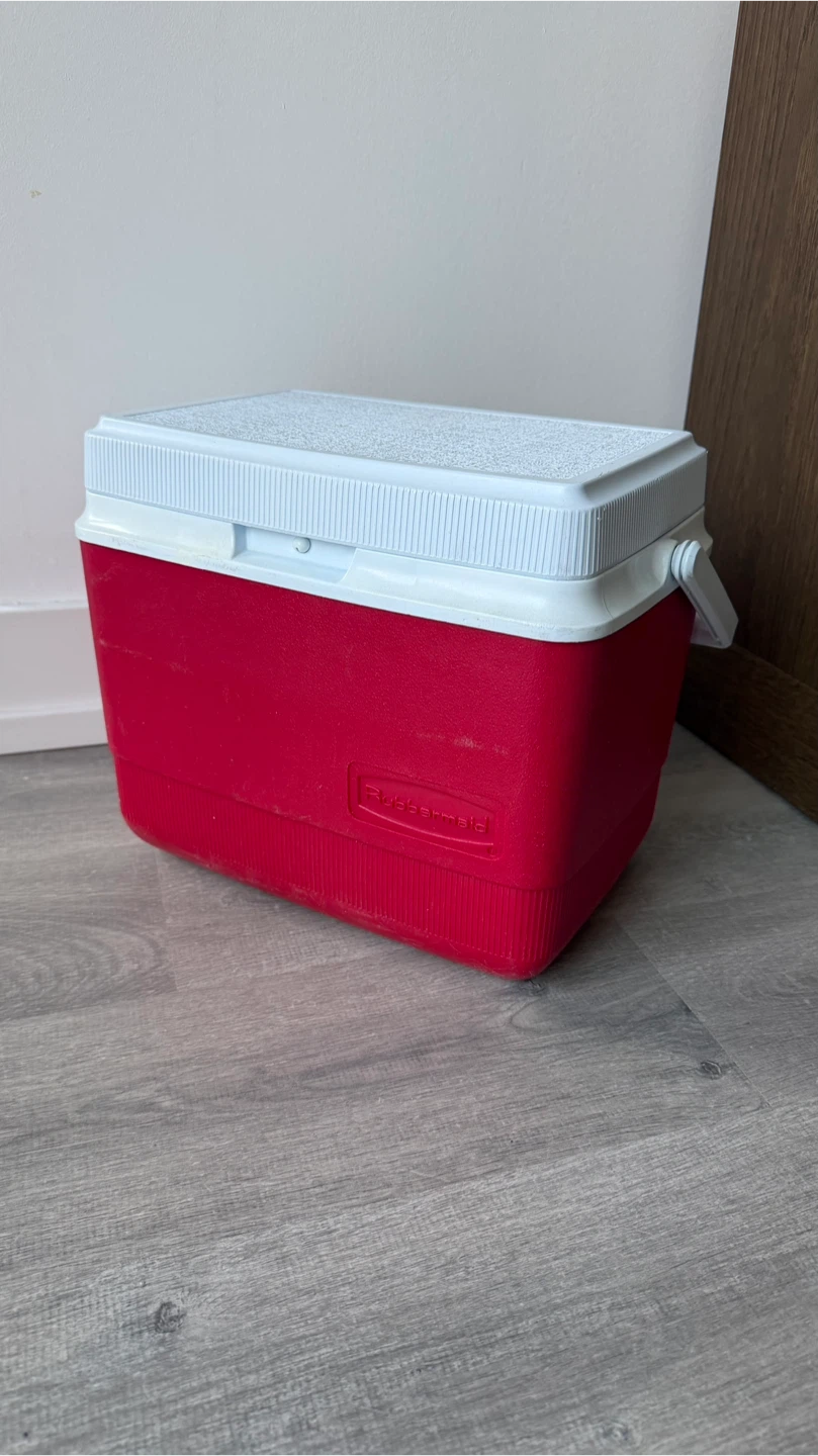 Rubbermaid Cooler, Red