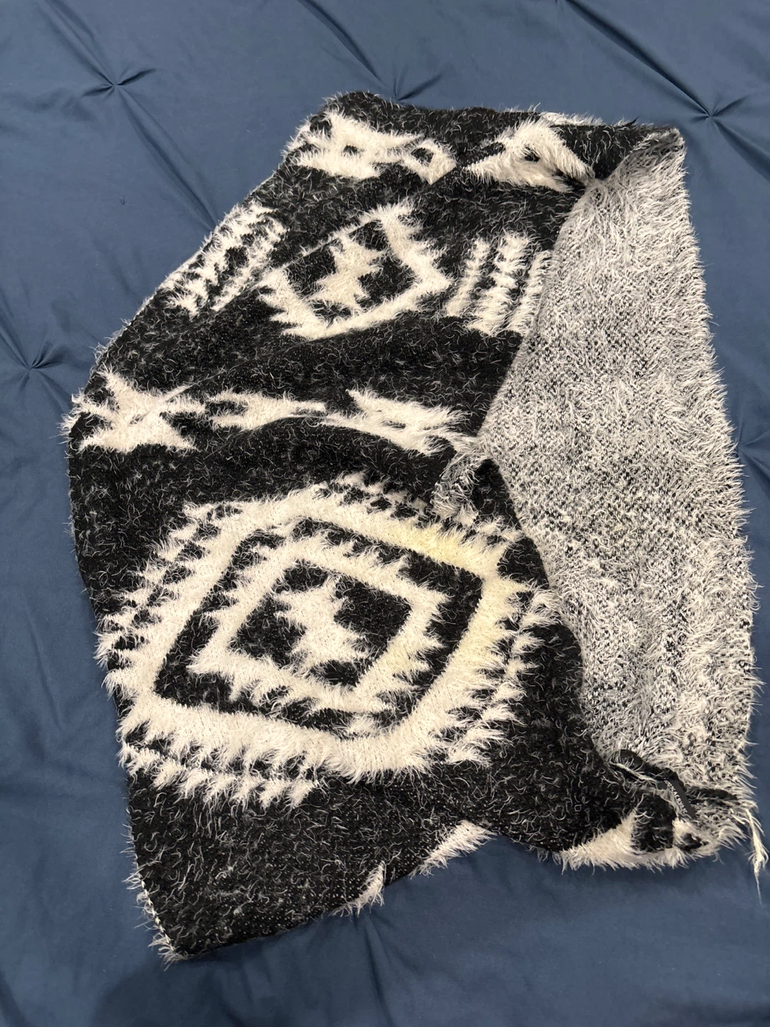 Black & White Aztec Print Fuzzy Scarf - photo 3