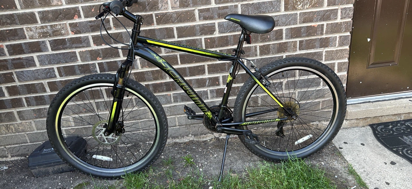 2 bikes Pacific Cycle "Storm" Mountain Bike SCHWINN 21 speed…
