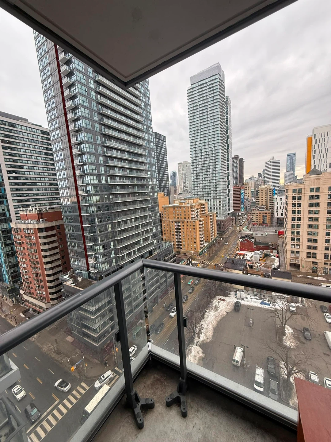 Room for rent in Downtown Toronto - photo 3