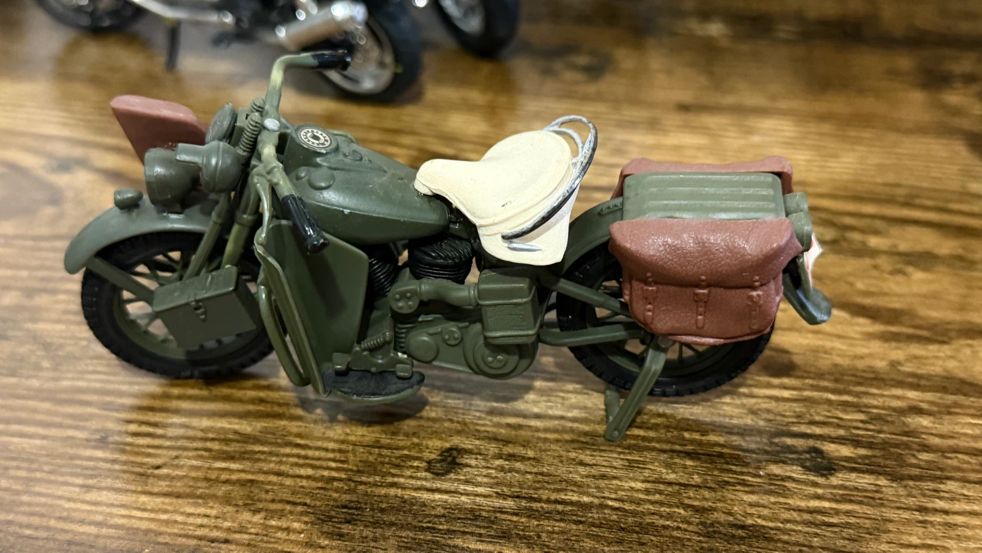 Collection of 18 Model Motorcycles - photo 4