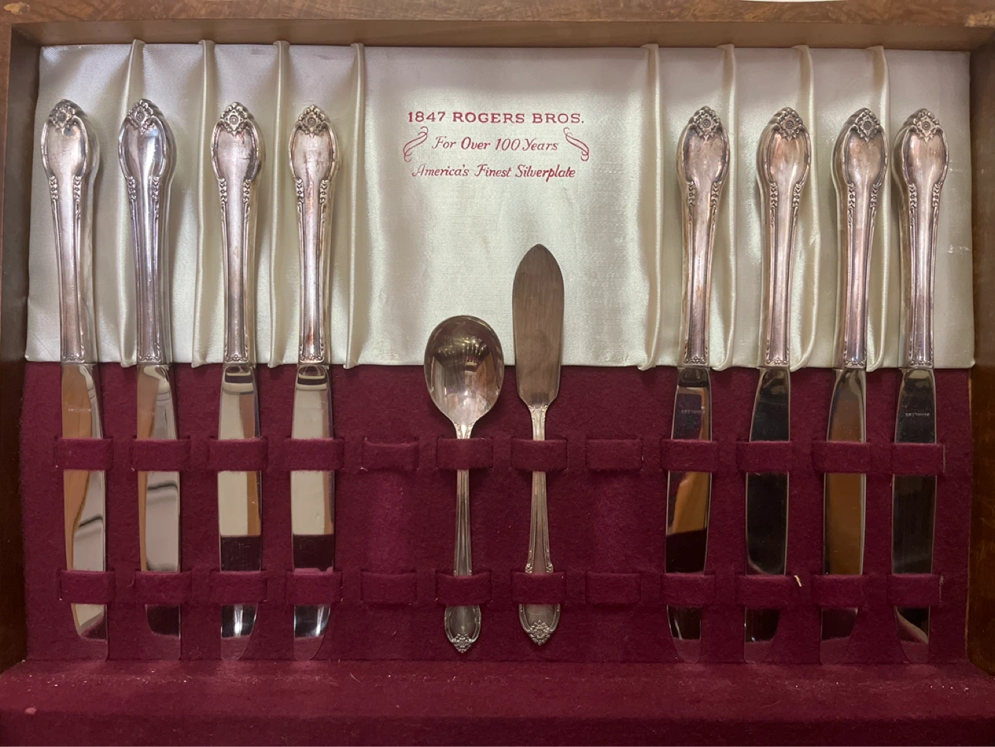 1847 Rogers Bros. Silverplate Flatware Set - photo 2