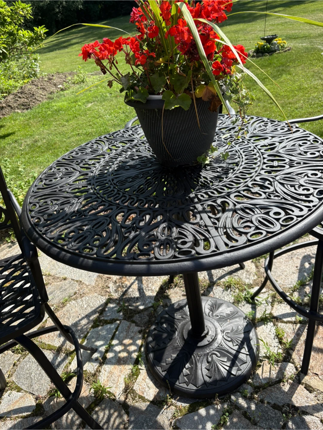 Cast aluminum round bistro table and 3 chairs - photo 2