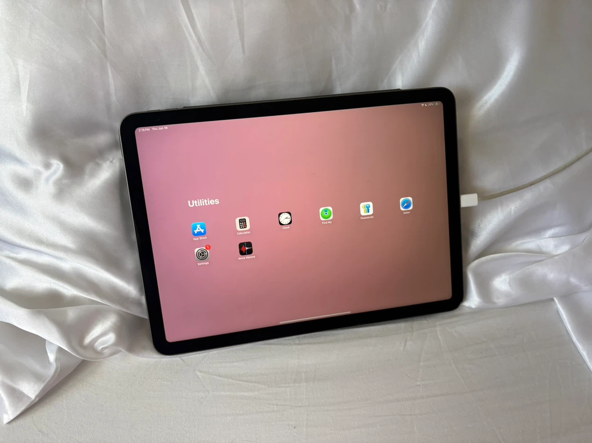 Apple iPad Air (5th Gen) - photo 2