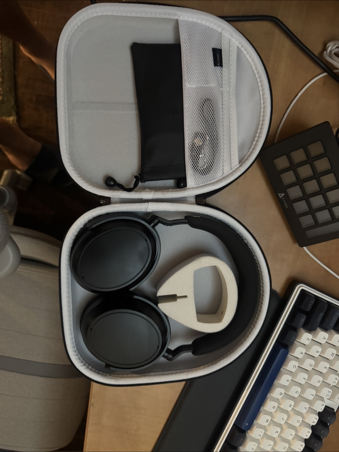 Sennheiser Momentum 4 Wireless Headphones - photo 3