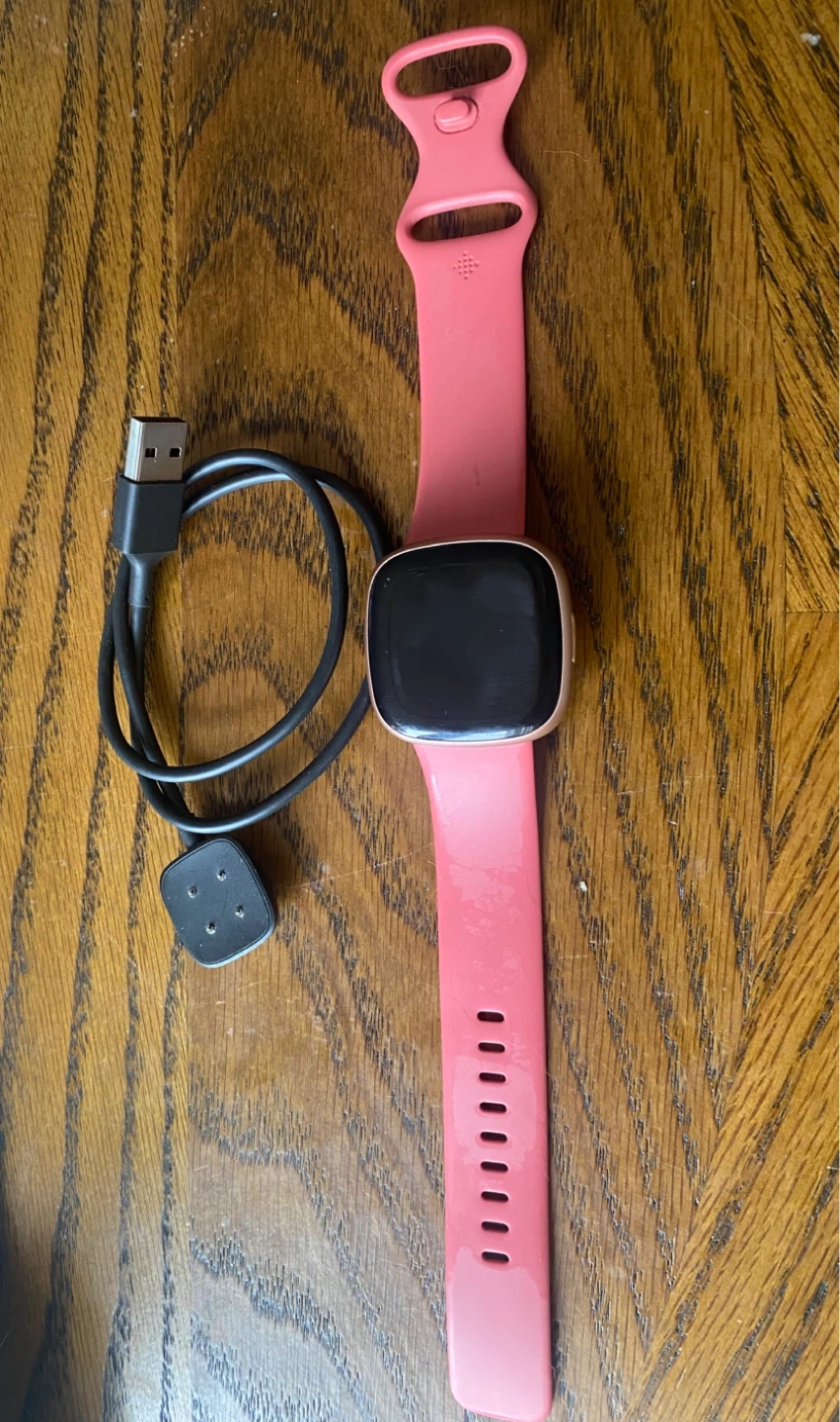Fitbit Versa 4 Smartwatch (Rose Gold)