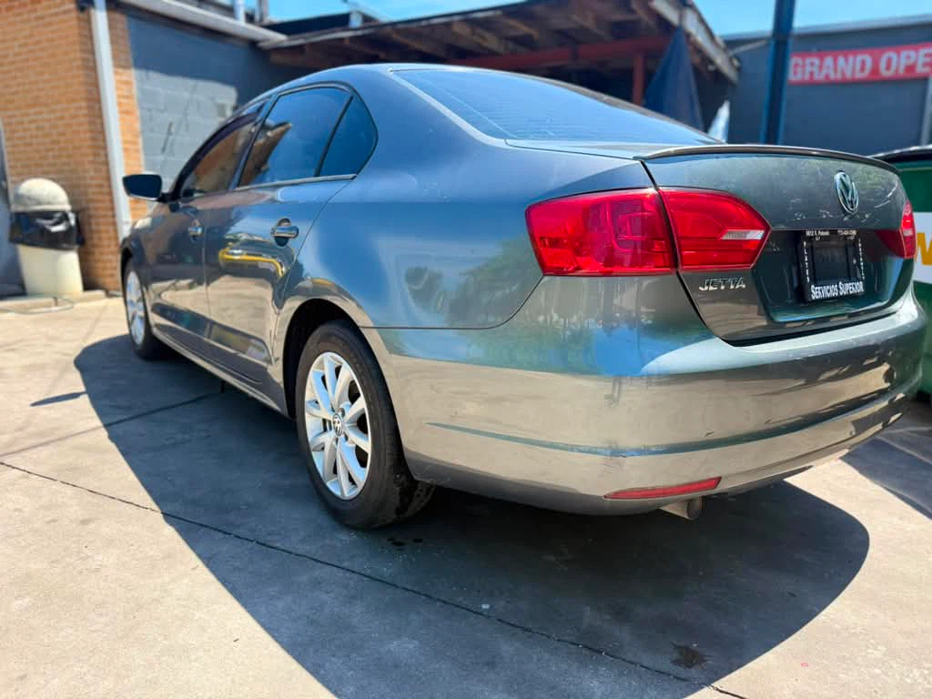 Gray Volkswagen Jetta Sedan - photo 5