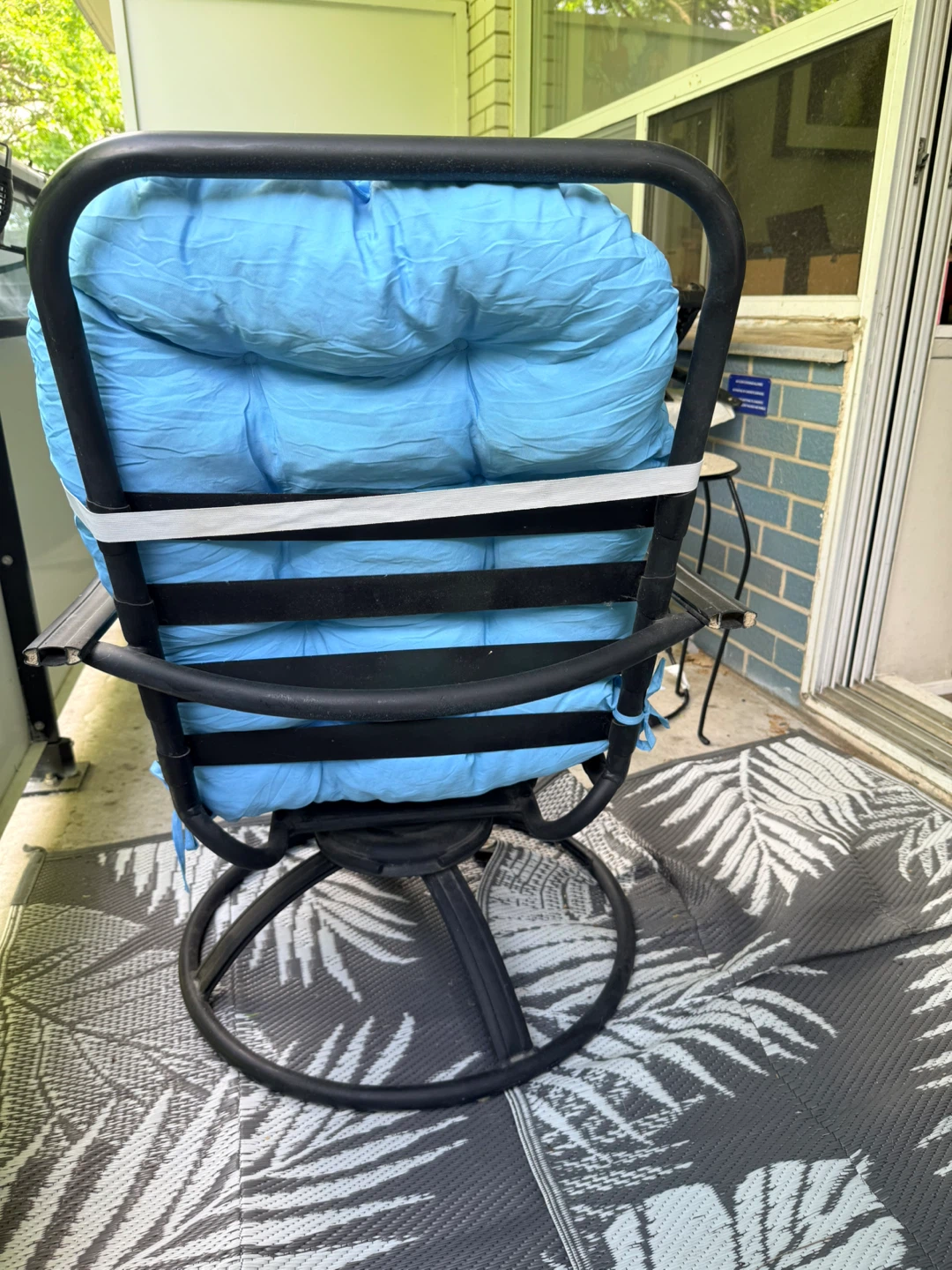 Outdoor swivel chair