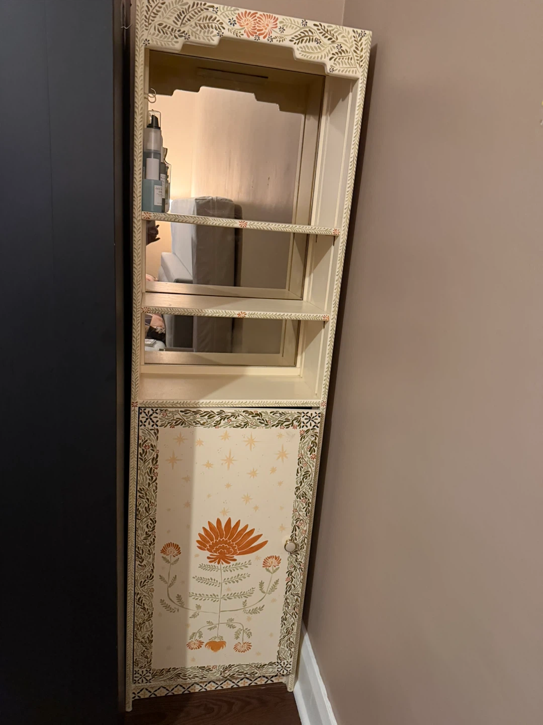 Decorative mirror cabinet