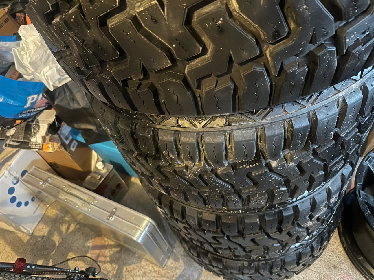 22" Fuel Wheels & 33" M+S Tires Set of 5 for Jeep JKU / JL - photo 5