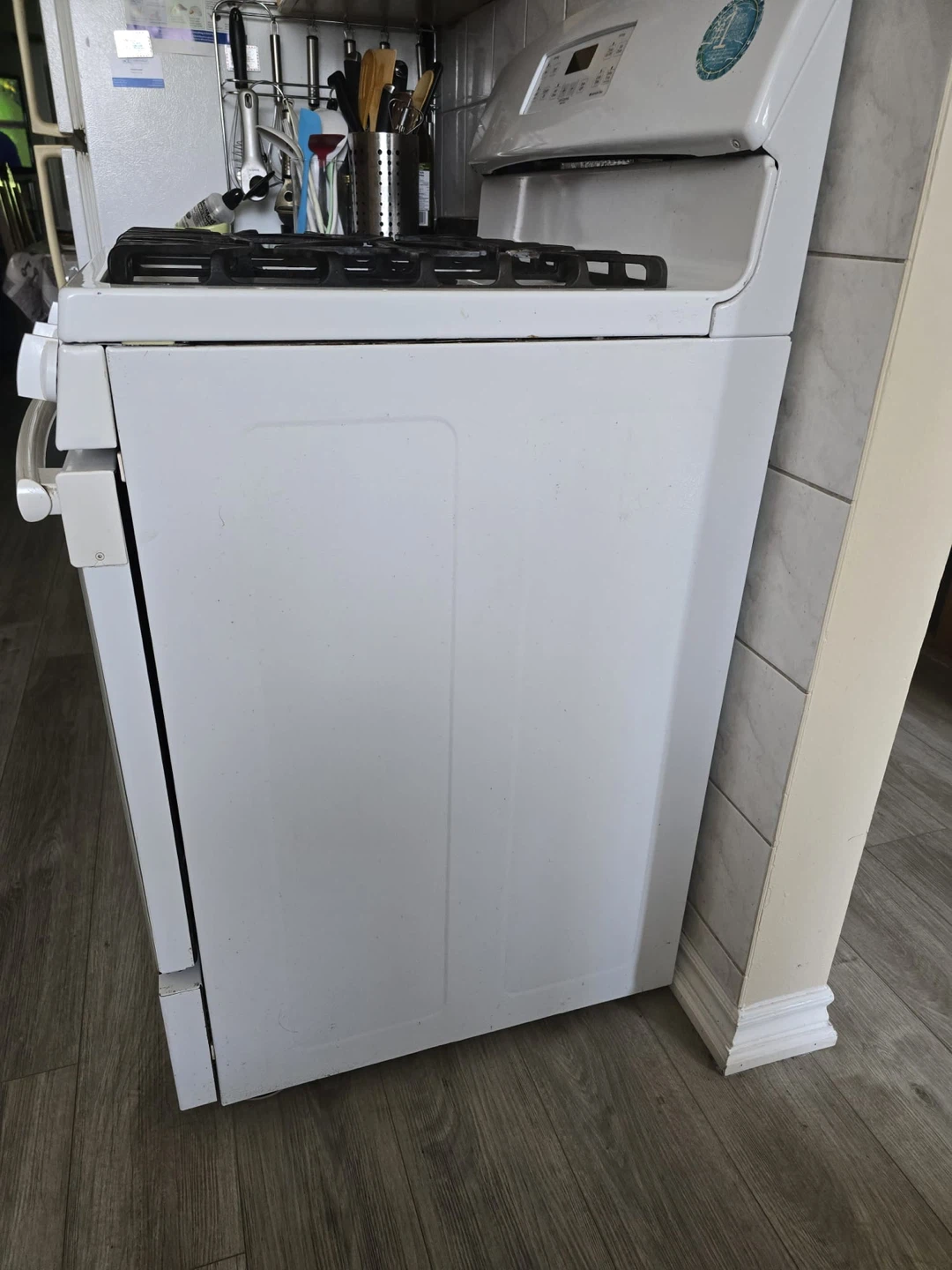 White GE Gas Range Stove Oven - photo 2