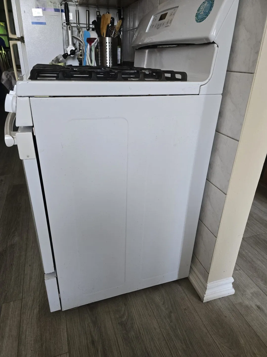 White GE Gas Range Stove Oven - photo 2