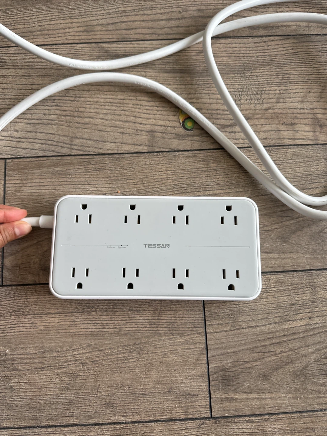 TESSAN Flat Plug Power Bar with Surge Protector - photo 4
