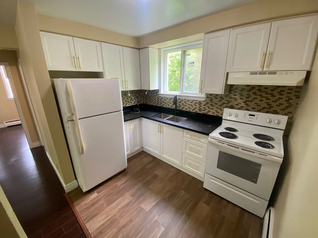 North York 2 Bedroom 1 Bathroom Apartment - photo 2