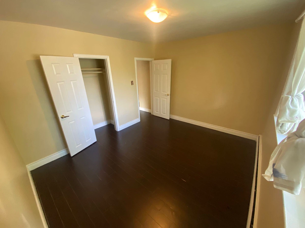 North York 2 Bedroom 1 Bathroom Apartment - photo 3