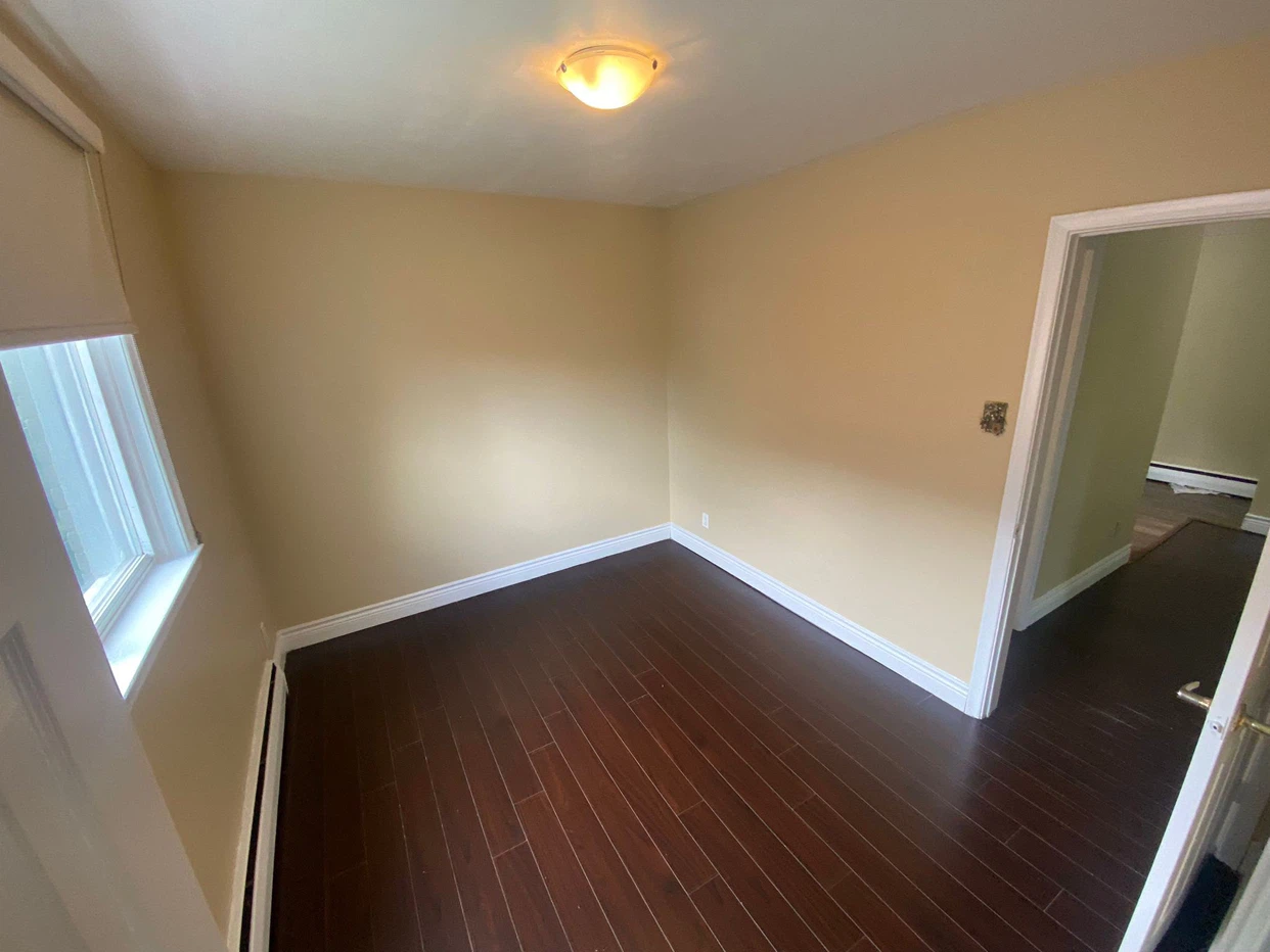 North York 2 Bedroom 1 Bathroom Apartment - photo 4