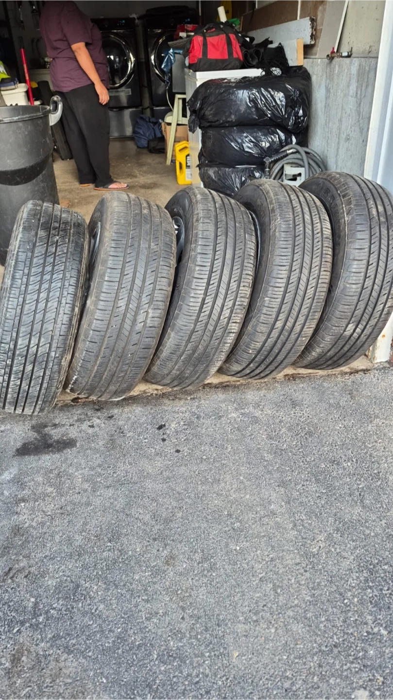 Set 4 Plus 1 Extra Toyota Tires