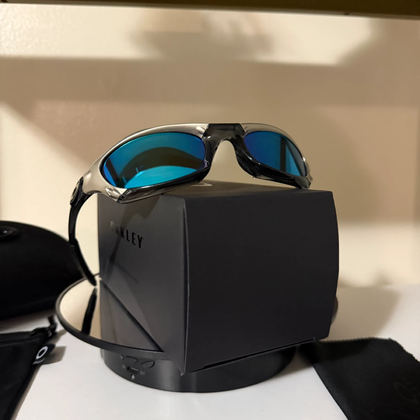 Oakley Sunglasses with Blue Lenses - photo 4