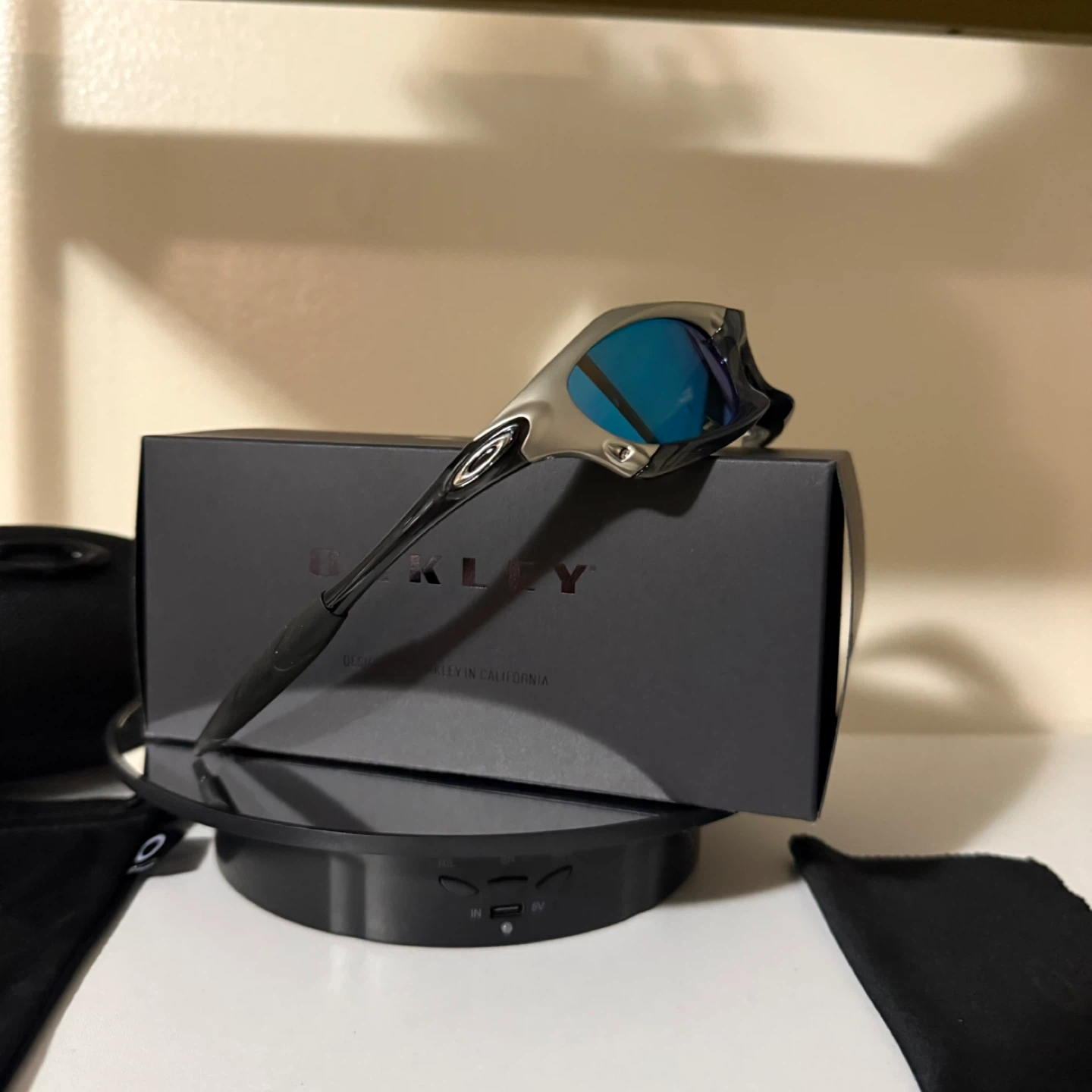 Oakley Sunglasses with Blue Lenses - photo 3