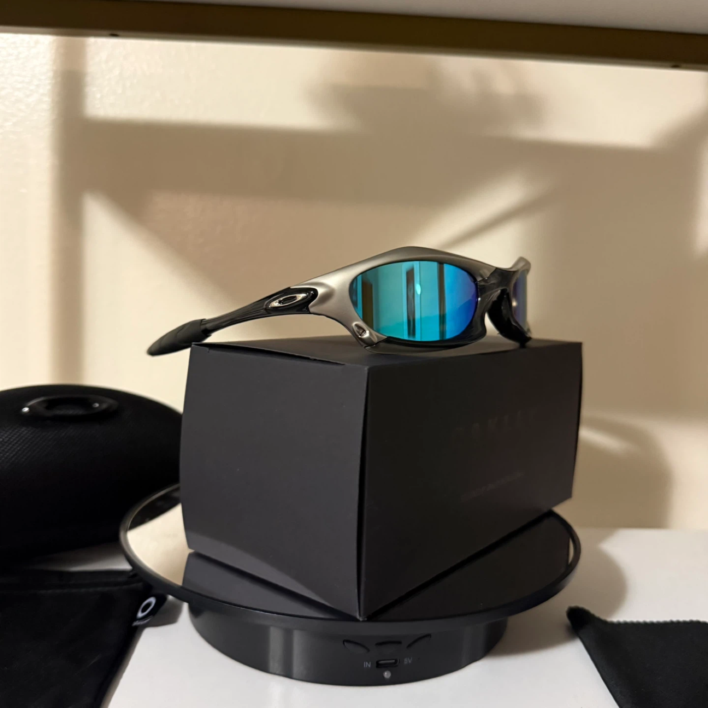 Oakley Sunglasses with Blue Lenses - photo 2