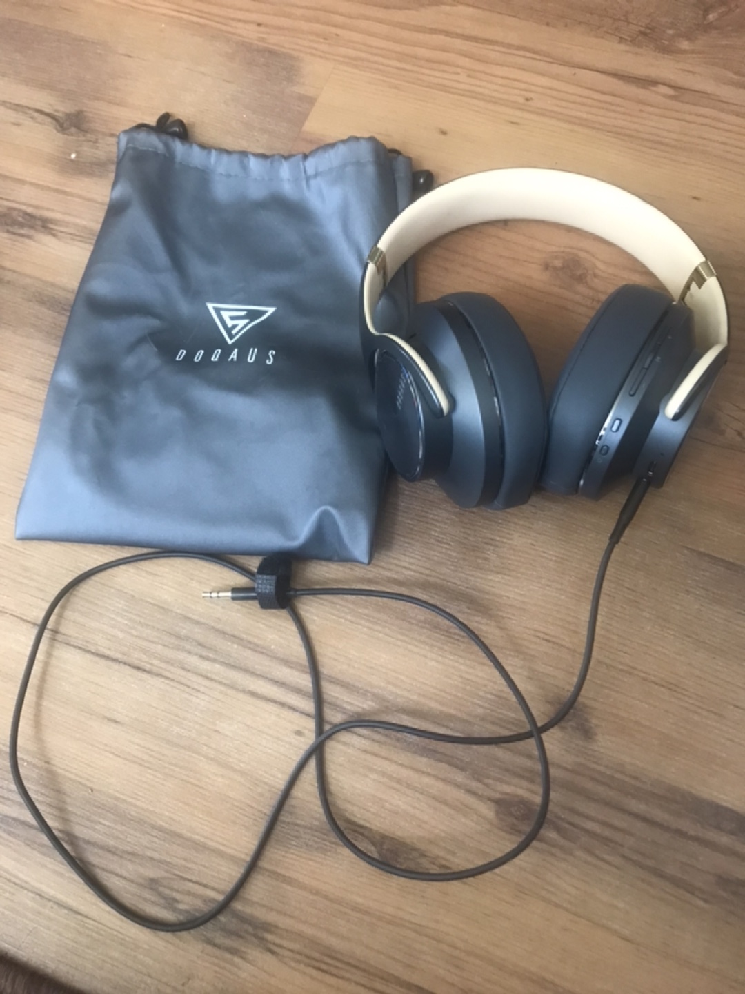 DOQSAUS Over-Ear Headphones with Carrying Pouch