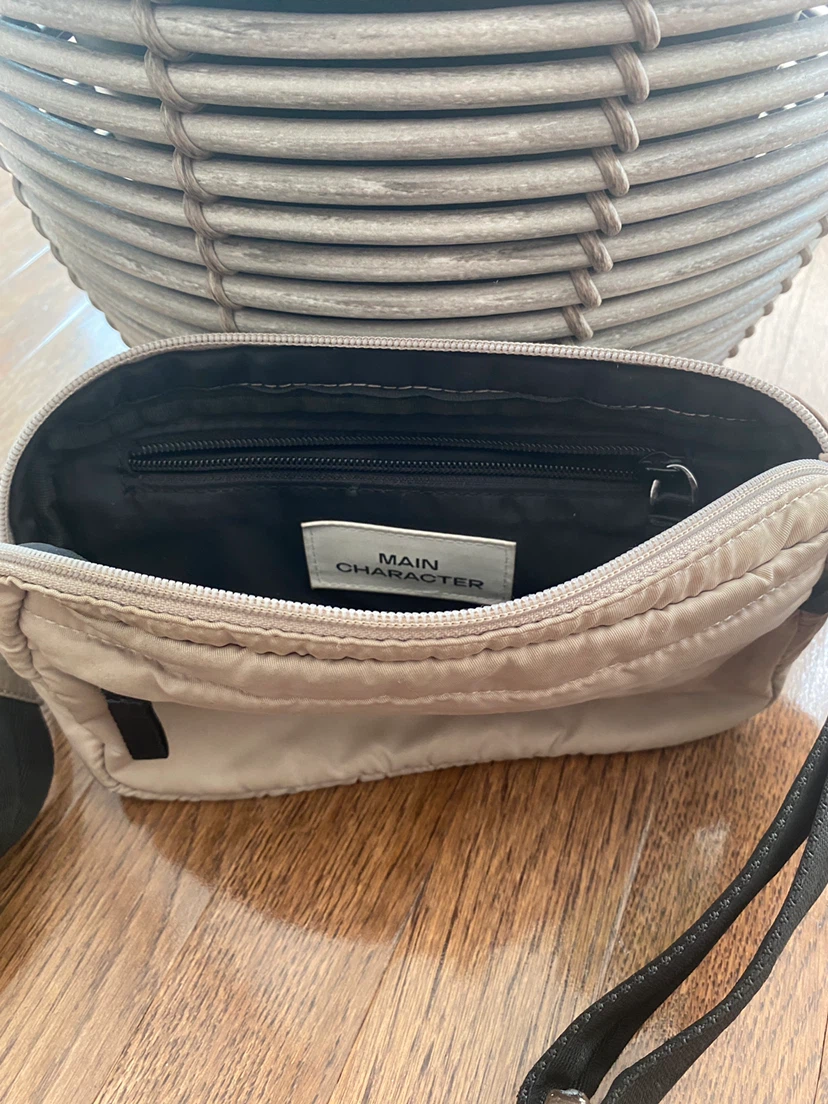 Aritzia cross body bag - photo 3