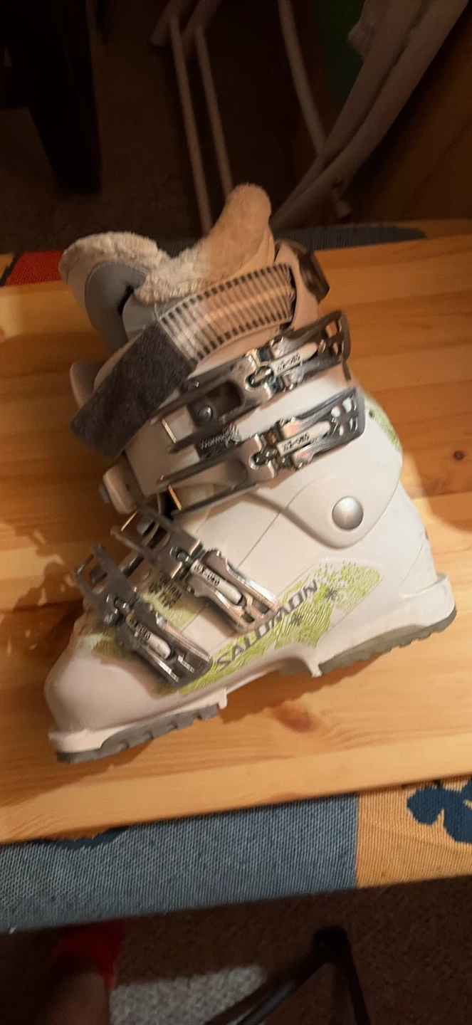 Women’s Salomon Ski Boots - photo 2